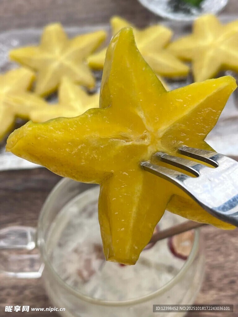 叉子插着的五角星杨桃