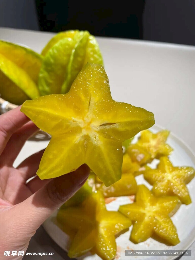 手捧五角星状美味杨桃