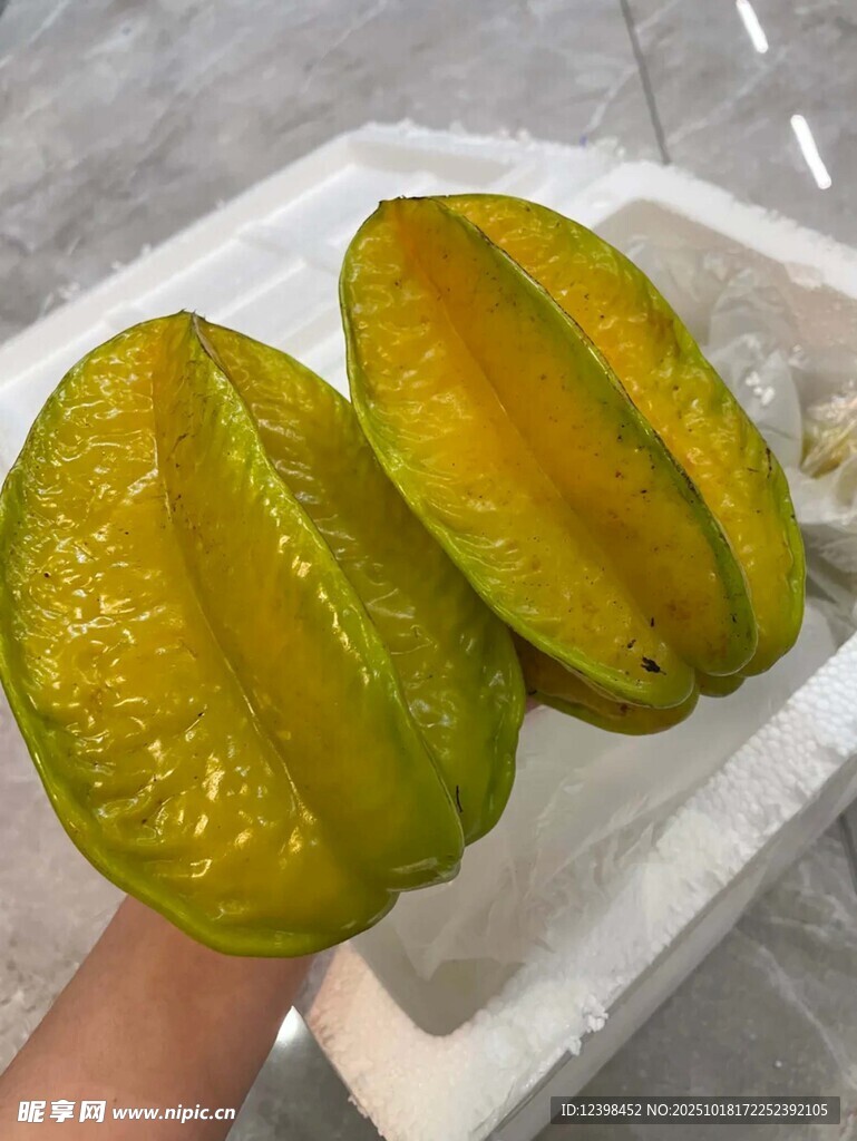手捧切开的杨桃
