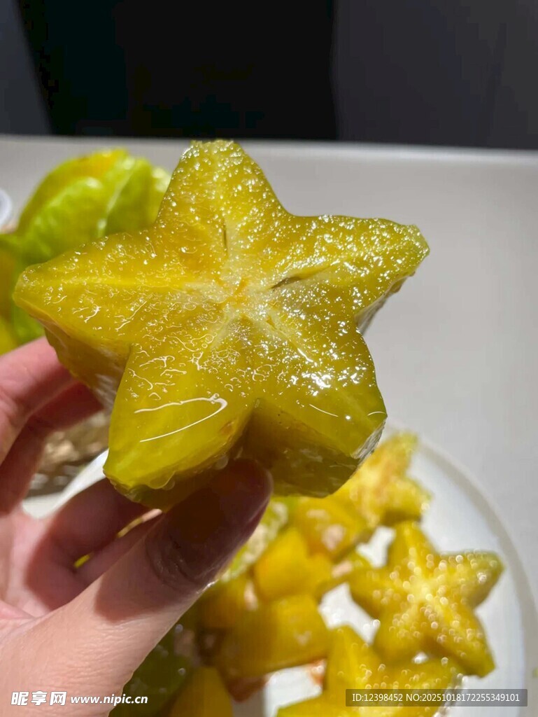 手捧新鲜杨桃
