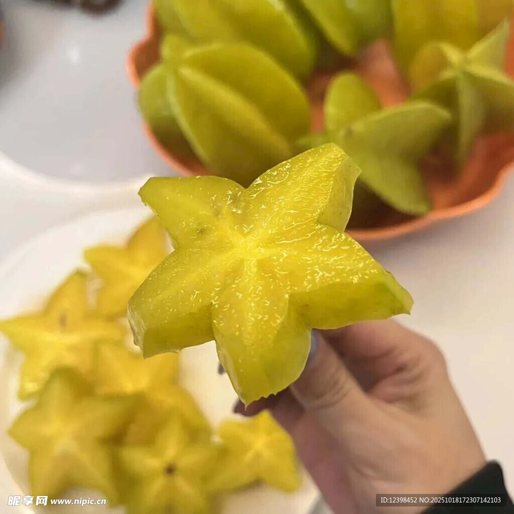 手捧五角星状新鲜杨桃