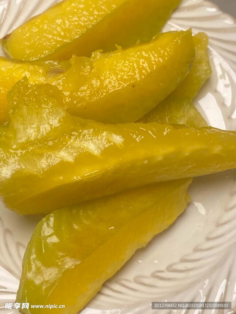 黄皮水果切片摆于盘中