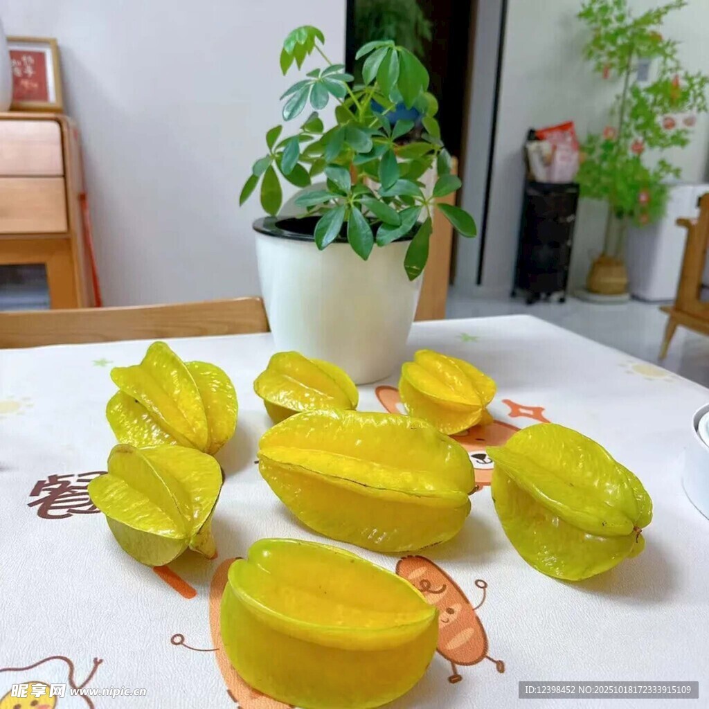 桌上摆放的新鲜杨桃