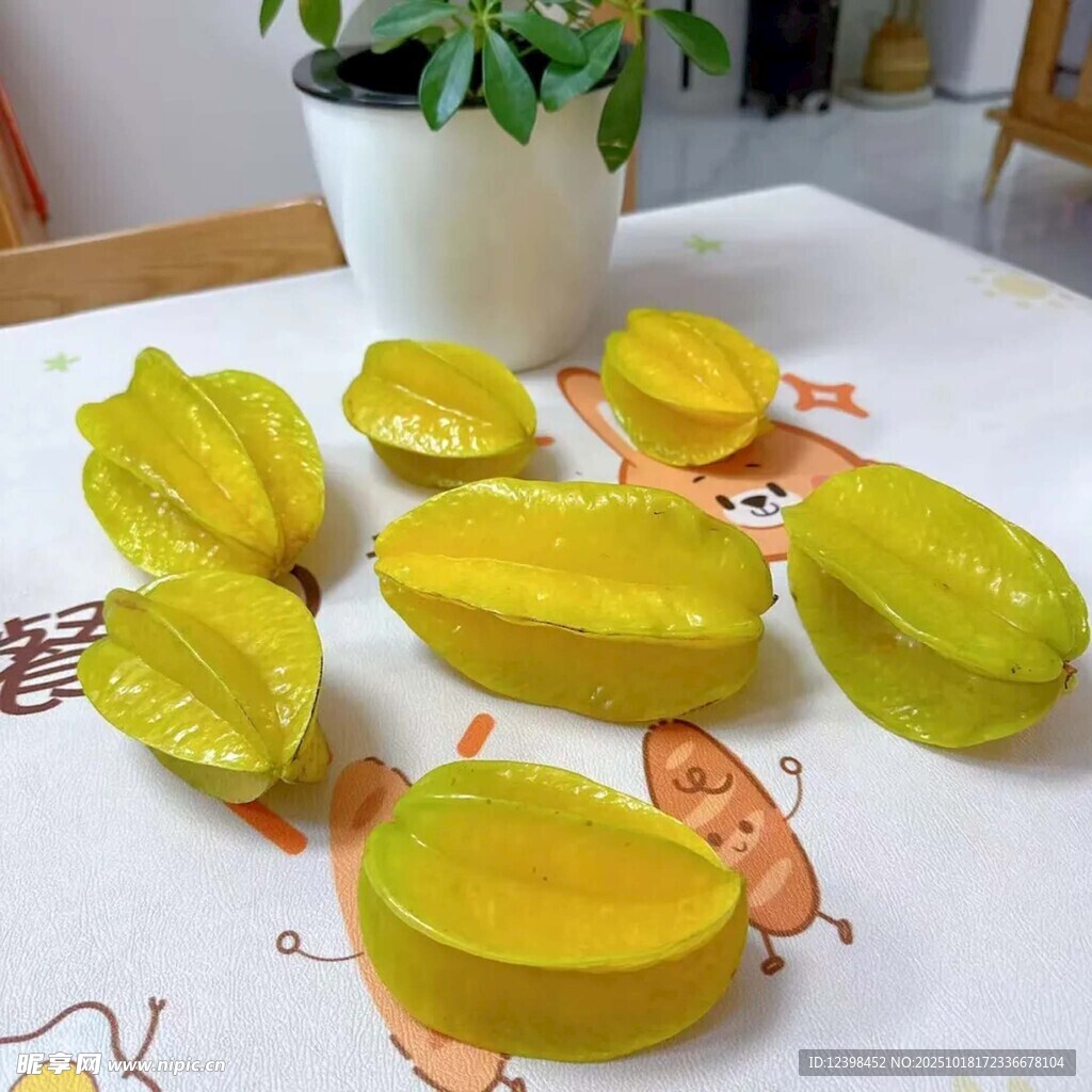 切开的杨桃摆放在桌布上
