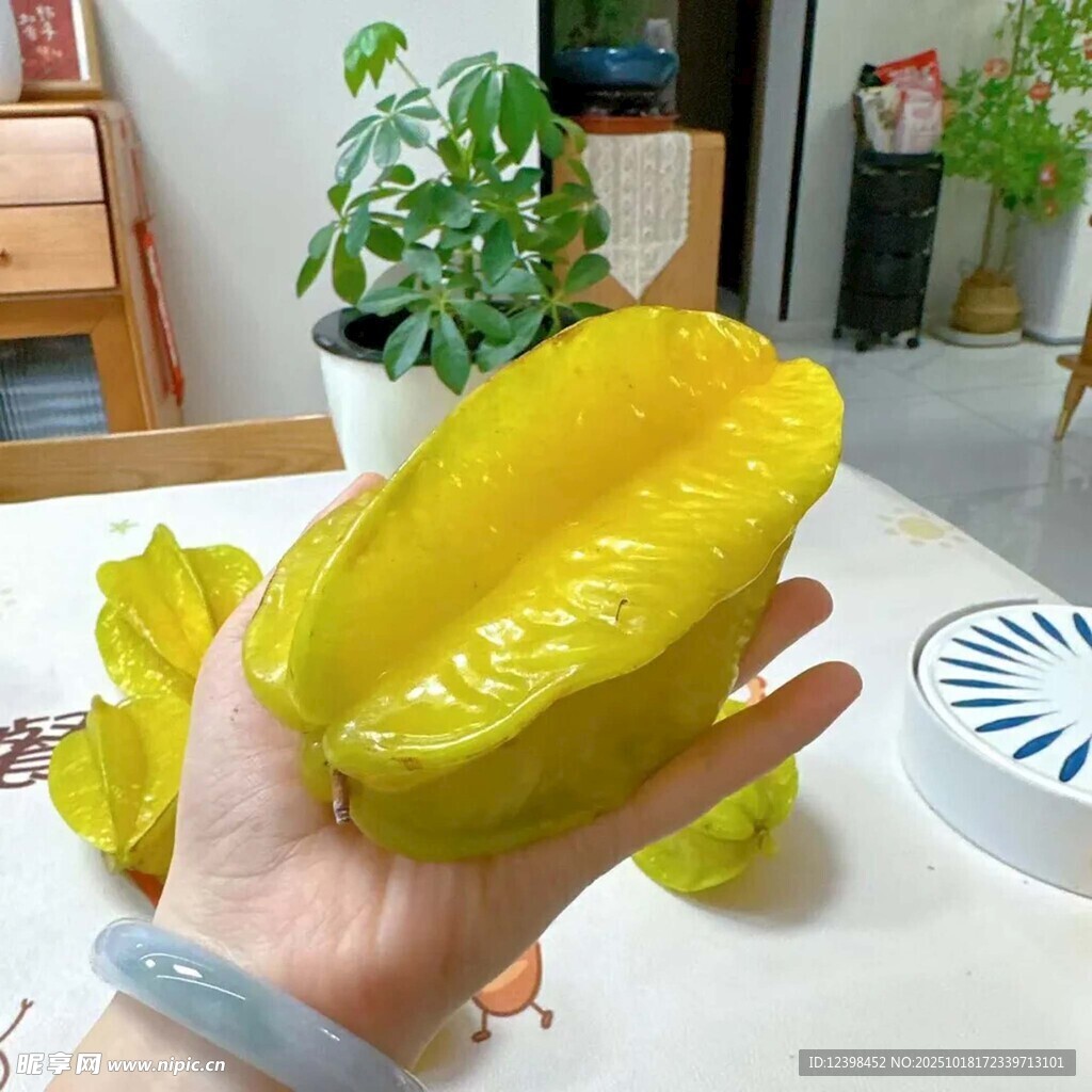手捧鲜黄杨桃特写