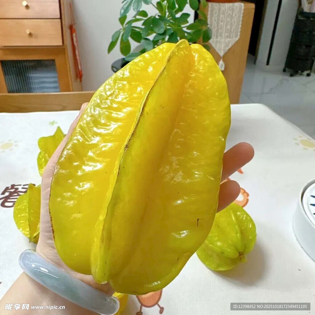 手捧新鲜杨桃