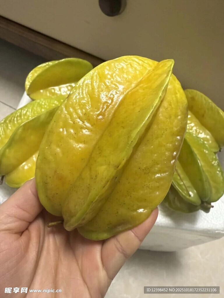 手捧新鲜杨桃