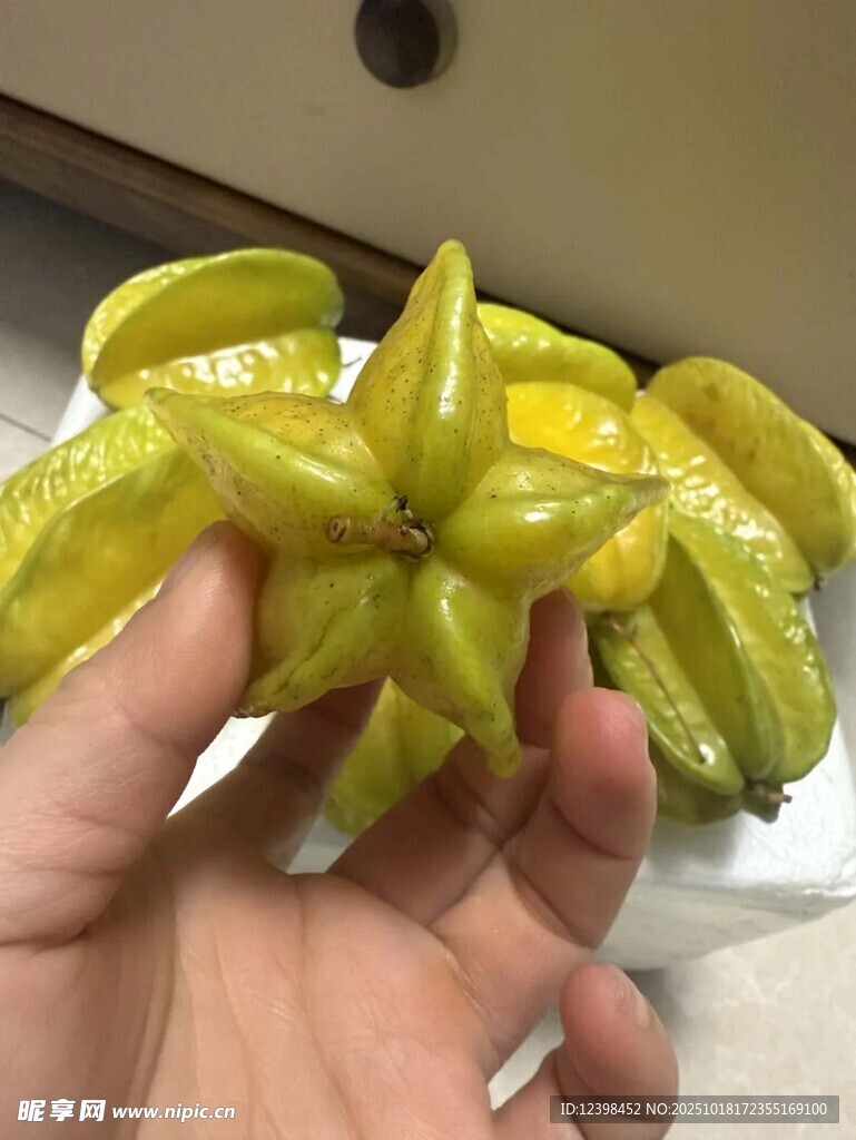 手捧新鲜杨桃