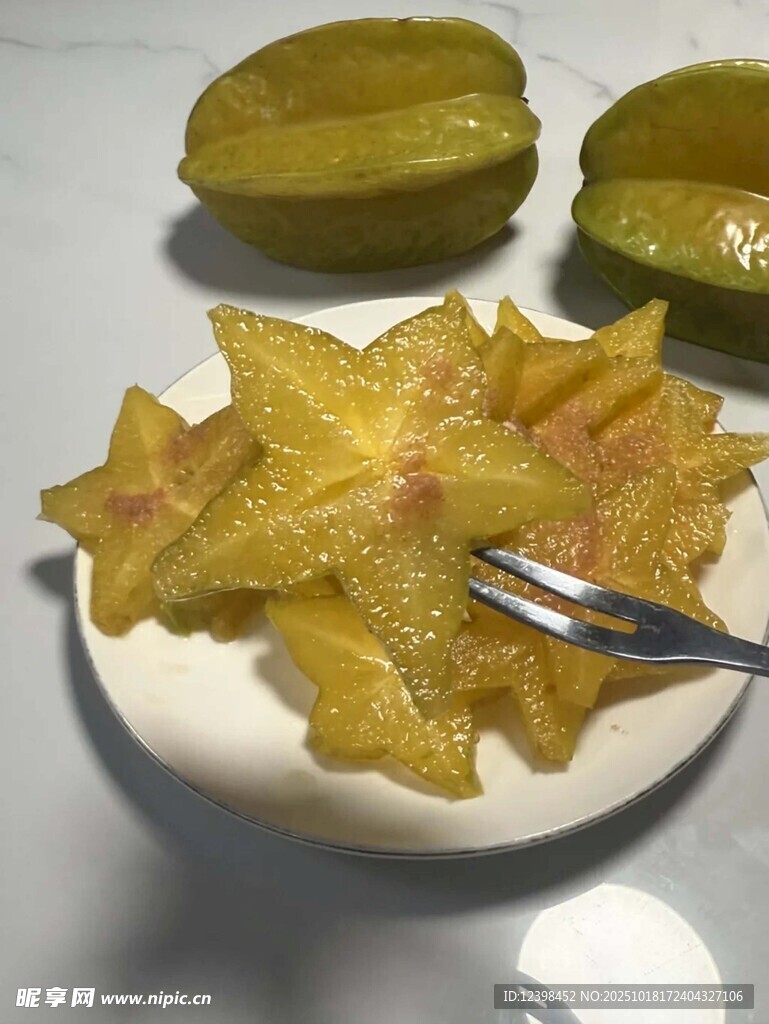 美味杨桃摆放在白色盘中
