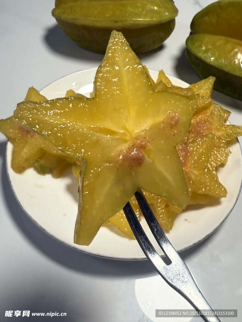 切开的杨桃配叉子