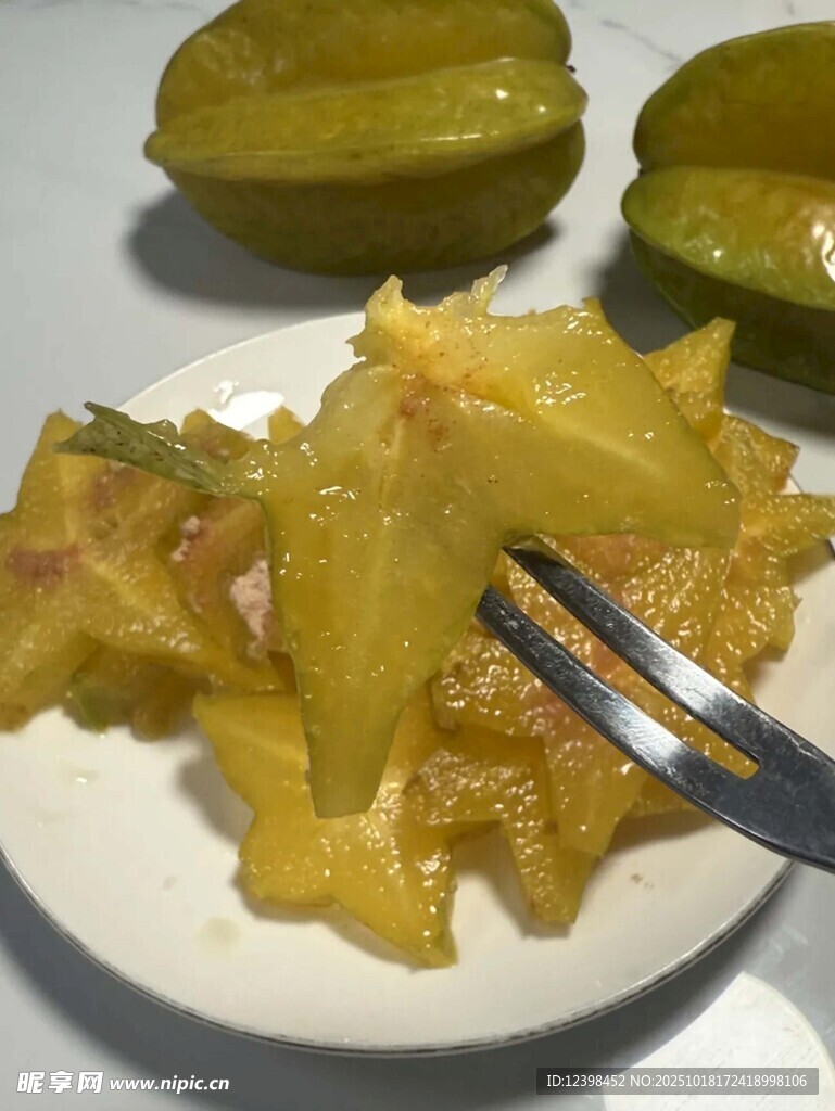 叉子叉着的美味杨桃果肉