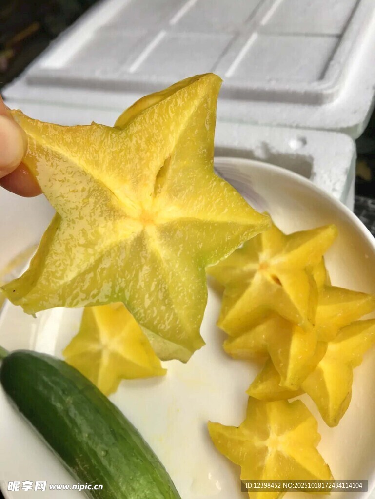 手捧五角星状杨桃切片