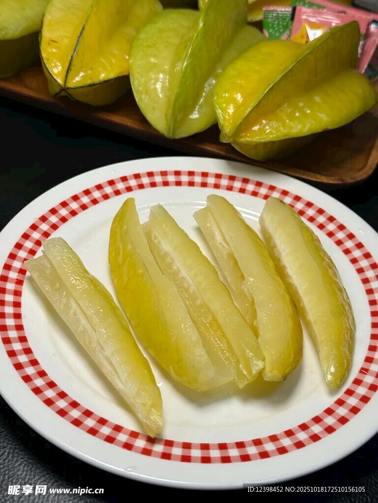 新鲜杨桃切片摆盘