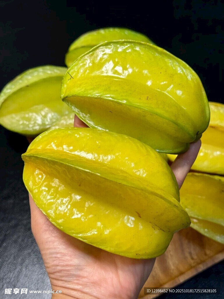 手捧新鲜杨桃果实