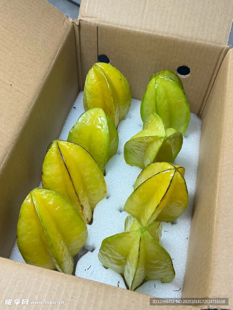纸箱中的新鲜杨桃