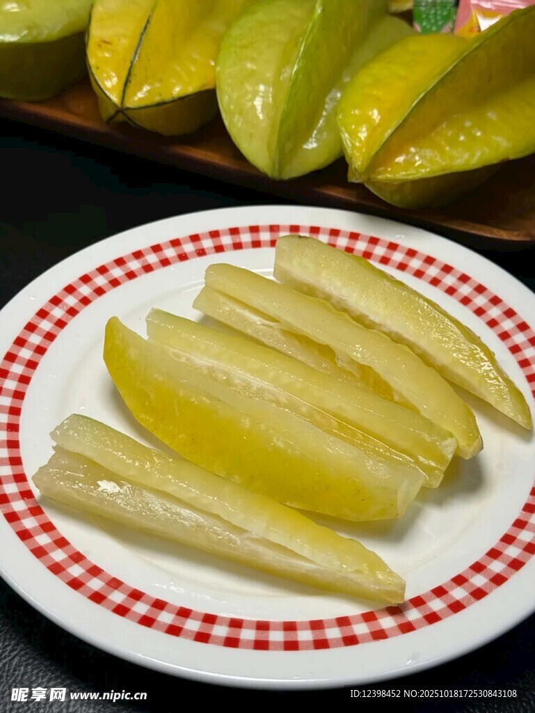 新鲜柚子果肉摆于盘中