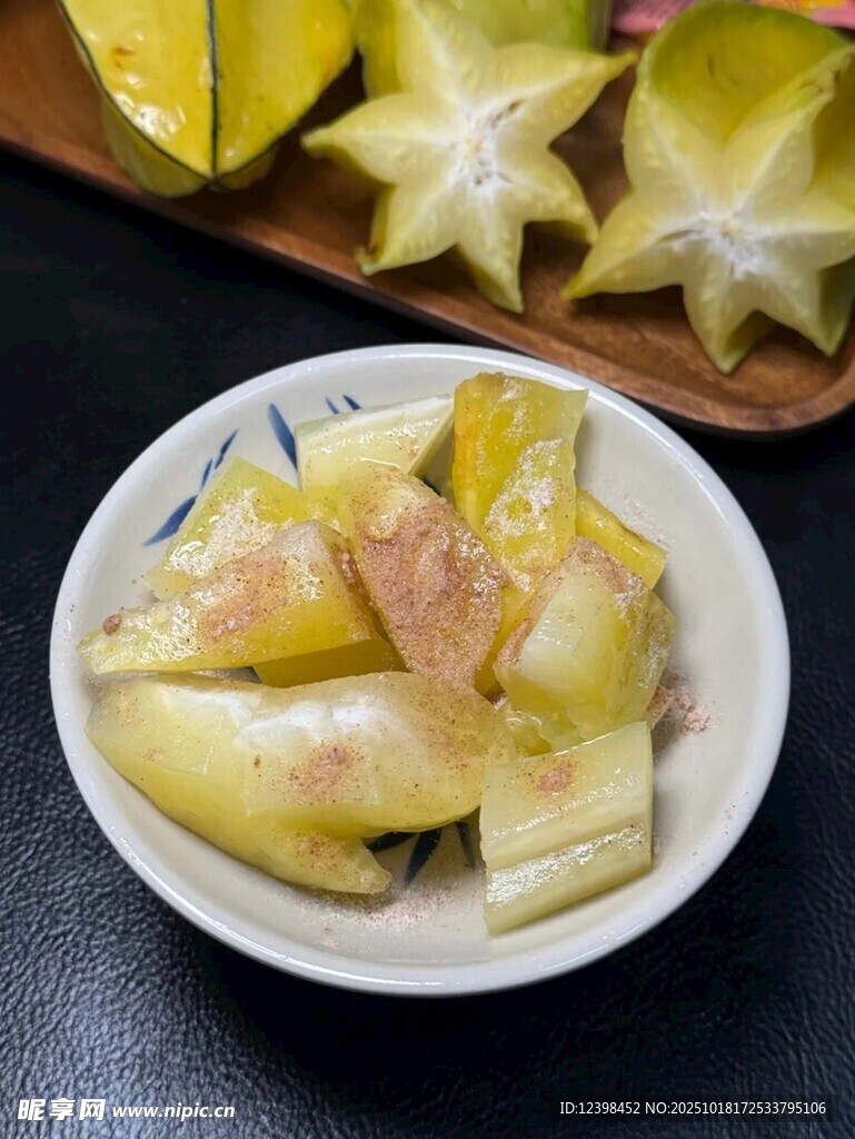 碗中切块杨桃与整果