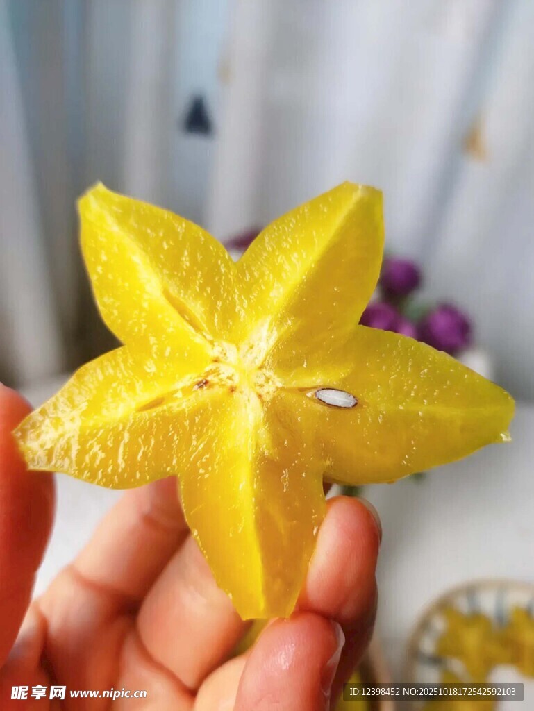 手捧五角星状黄色杨桃