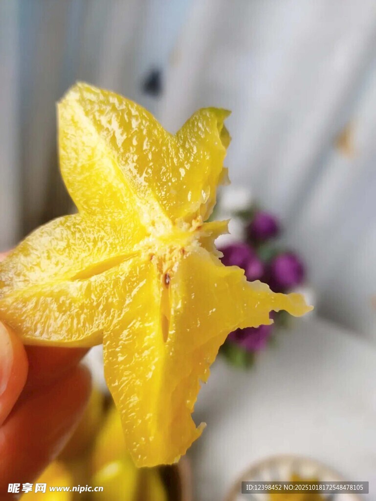 手捧五角星状杨桃果肉