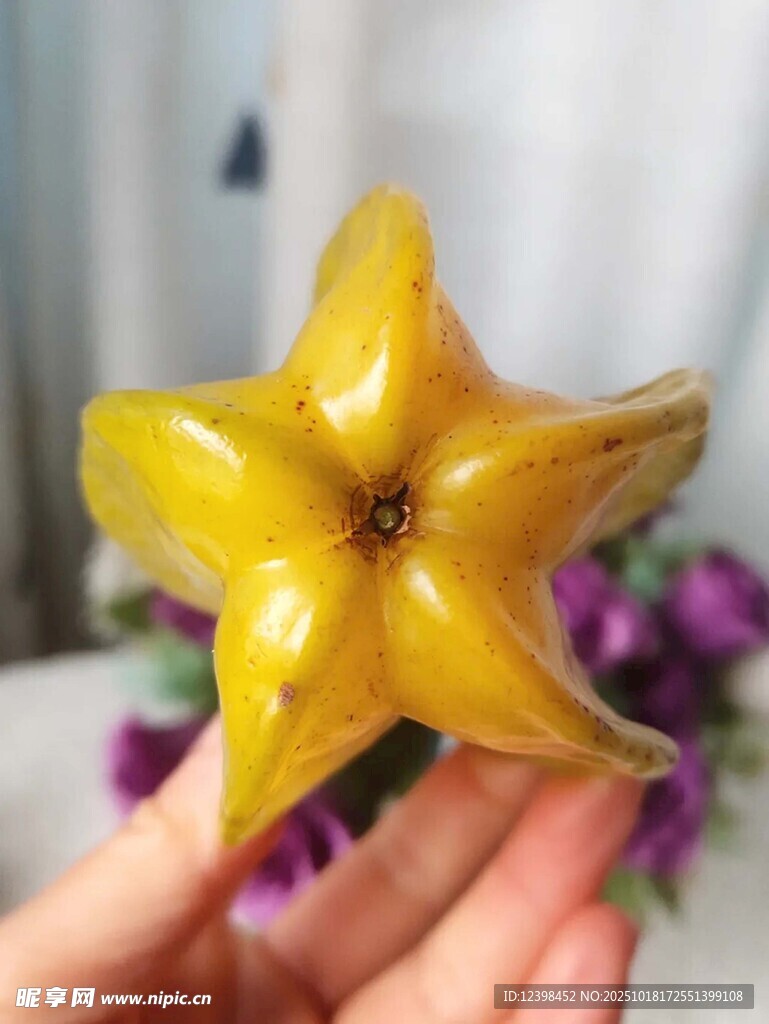 手捧五角星状黄色水果