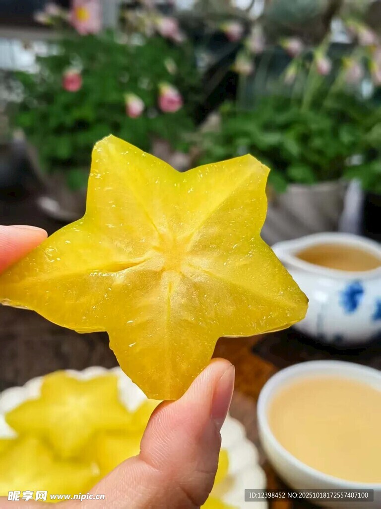 手捧五角星状黄色水果