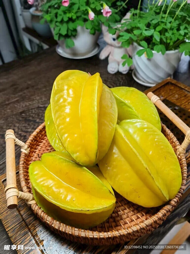 新鲜杨桃摆放在竹篮中
