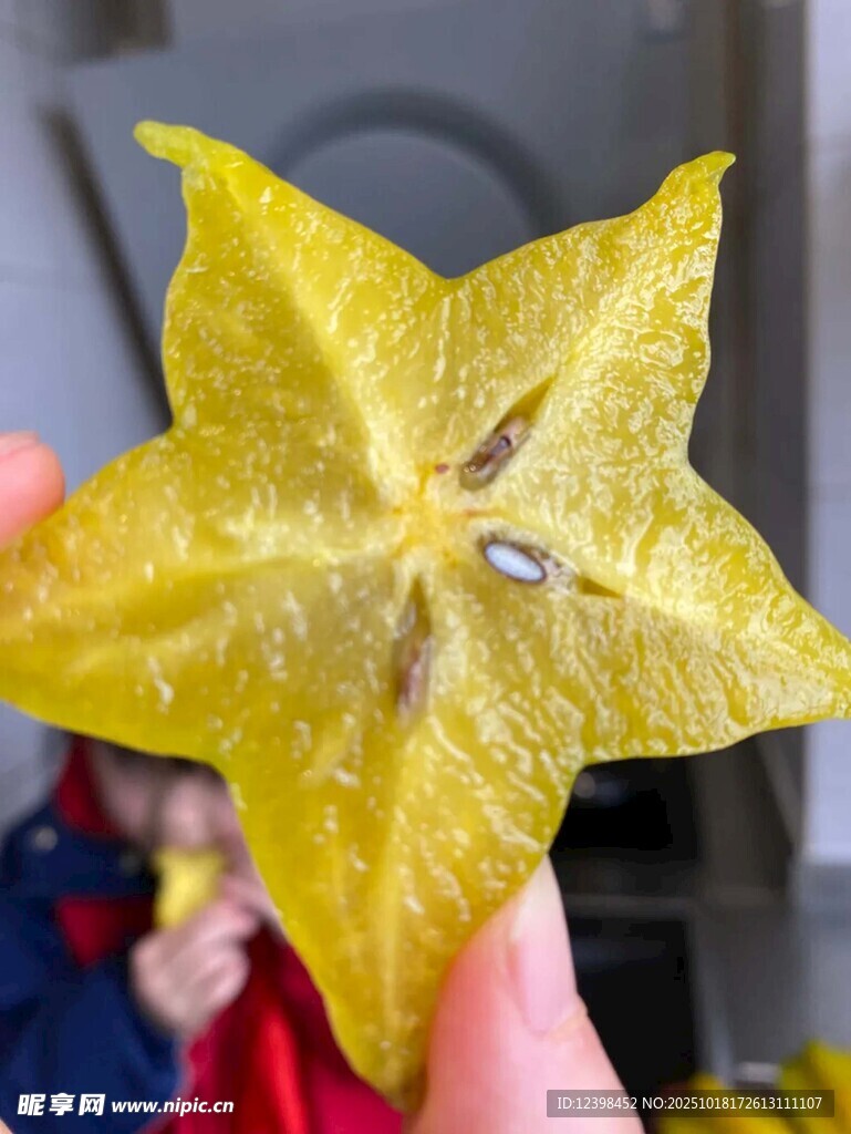 手捧五角星状黄色杨桃