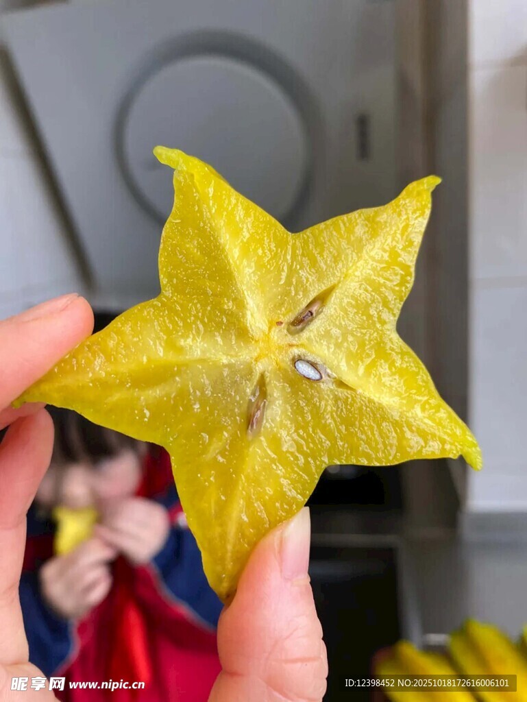 手捧五角星形状的杨桃