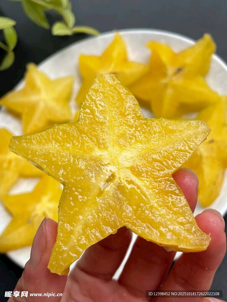 手捧五角星形状的杨桃