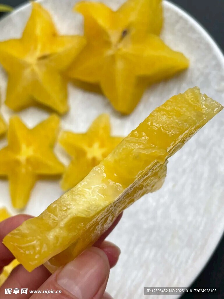 手拿切开的黄色杨桃