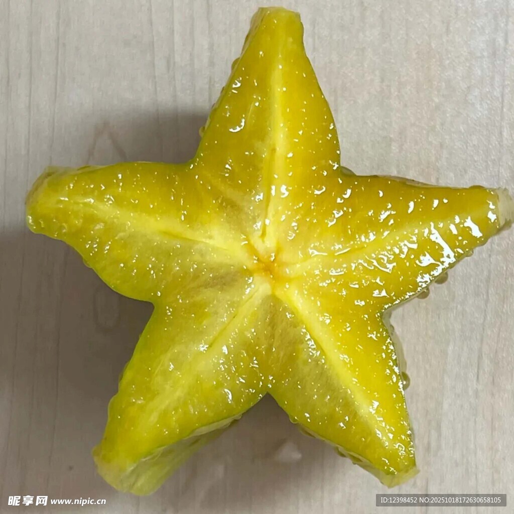 五角星形状的黄色杨桃切片