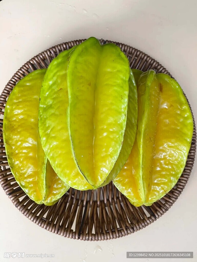 盘中杨桃色泽诱人