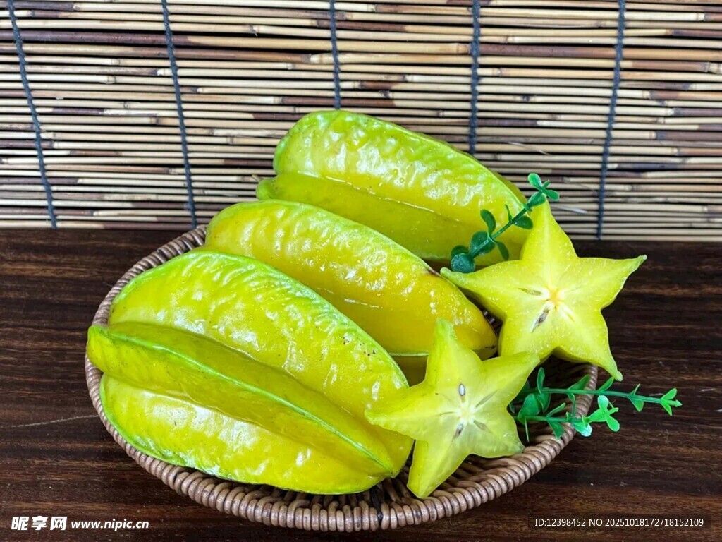 竹篮中的新鲜杨桃