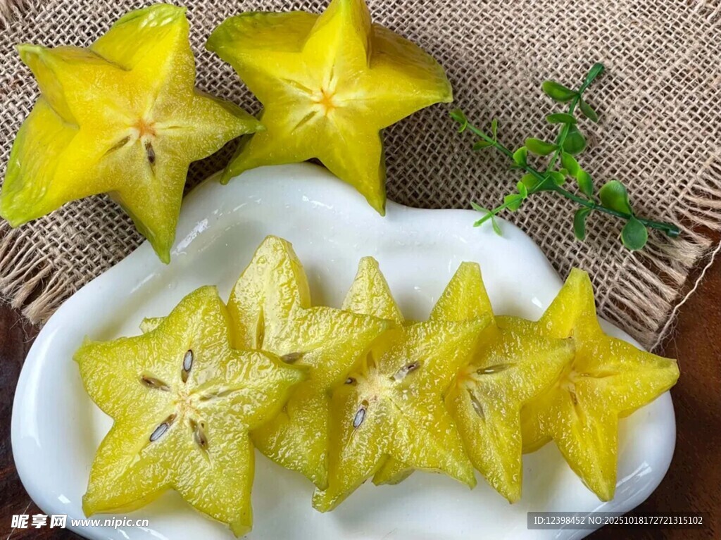 新鲜诱人的黄色杨桃摆盘