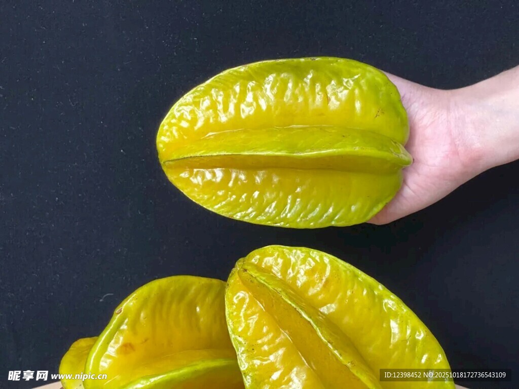 手捧新鲜杨桃果实