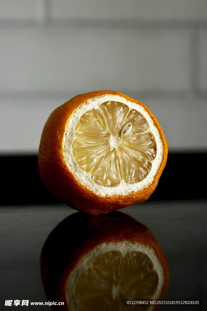 半颗橙子的静物特写