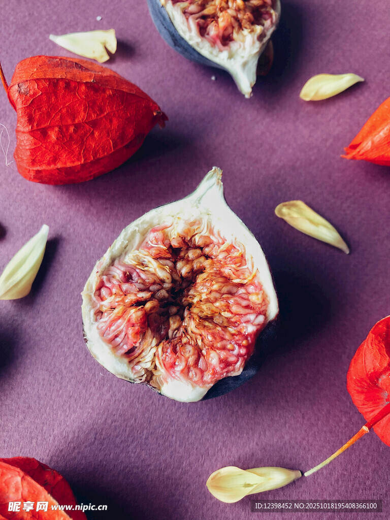 紫色背景上的新鲜无花果