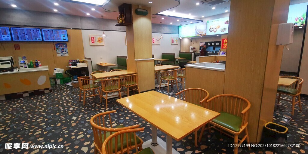 餐厅内部桌椅摆放场景