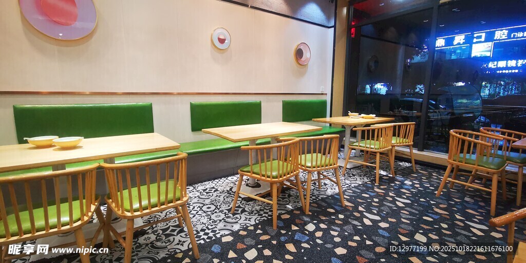 温馨简约的餐厅用餐环境