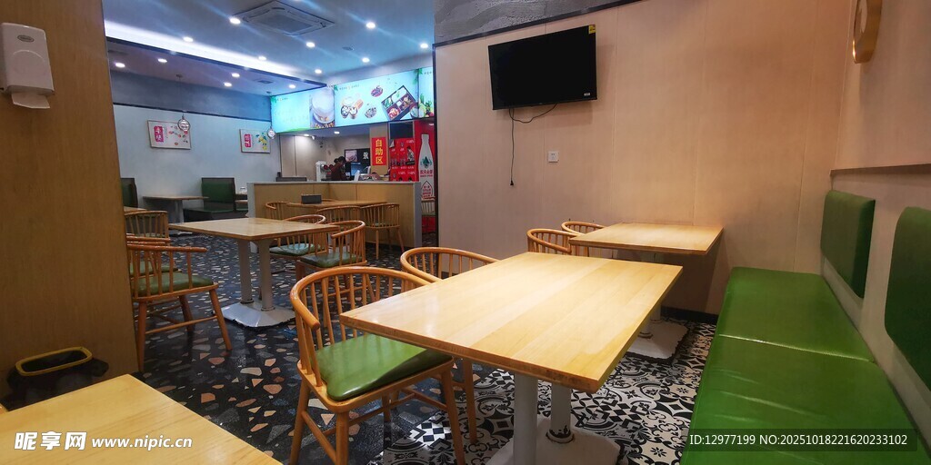简约风格的室内用餐空间