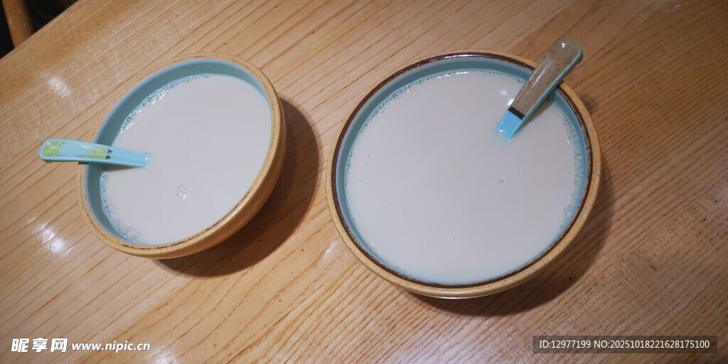 两杯插吸管的白色饮品