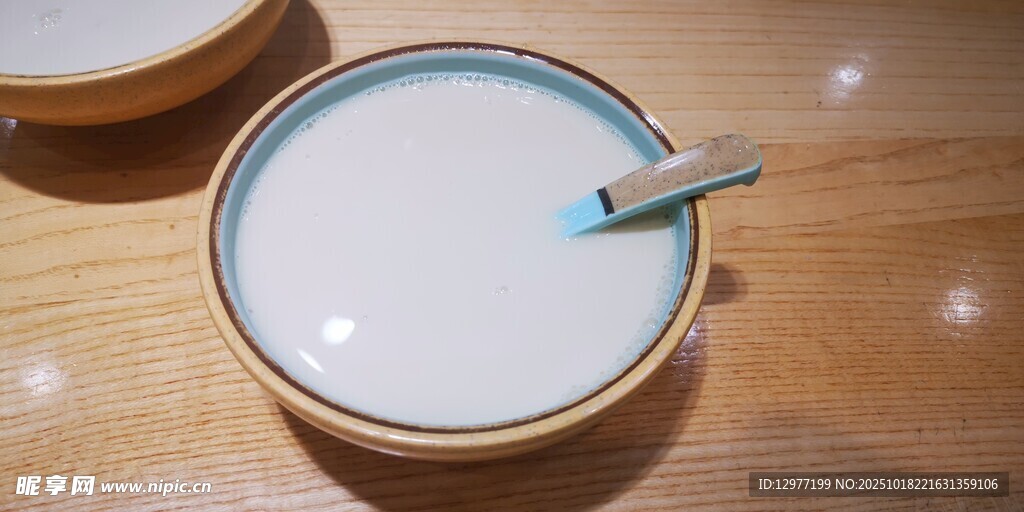 木碗中的香醇白色豆浆饮品