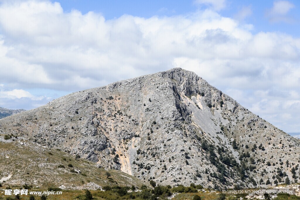 巍峨石山