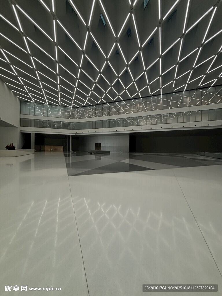 现代简约风格空旷室内空间
