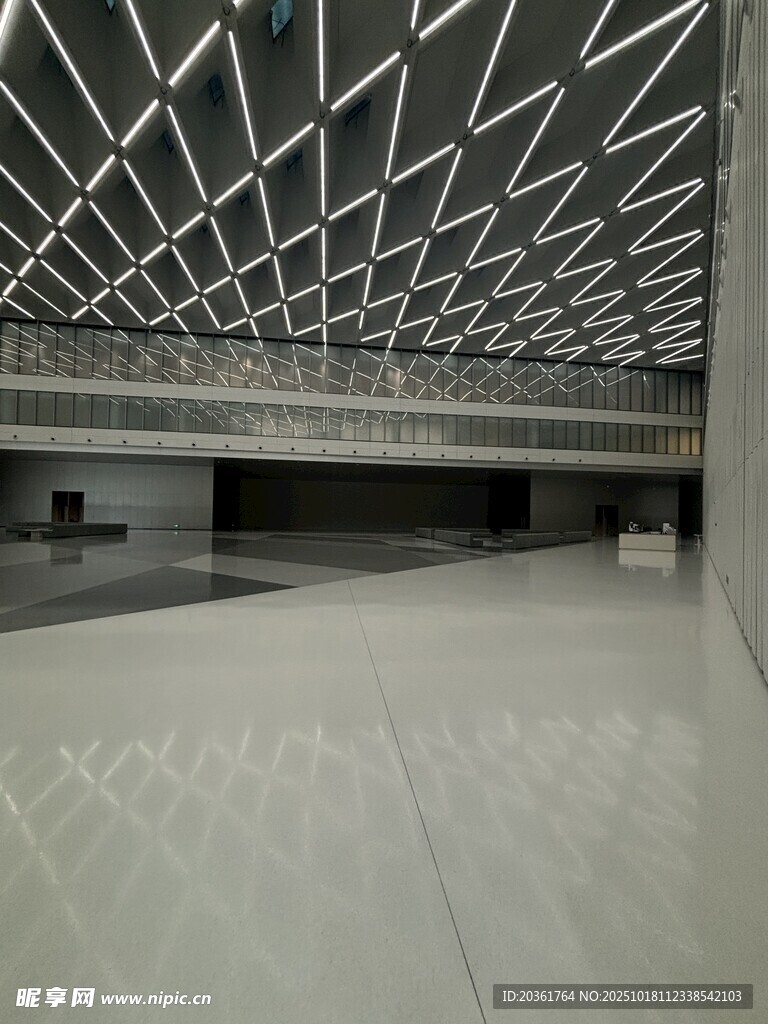 现代空旷室内建筑空间