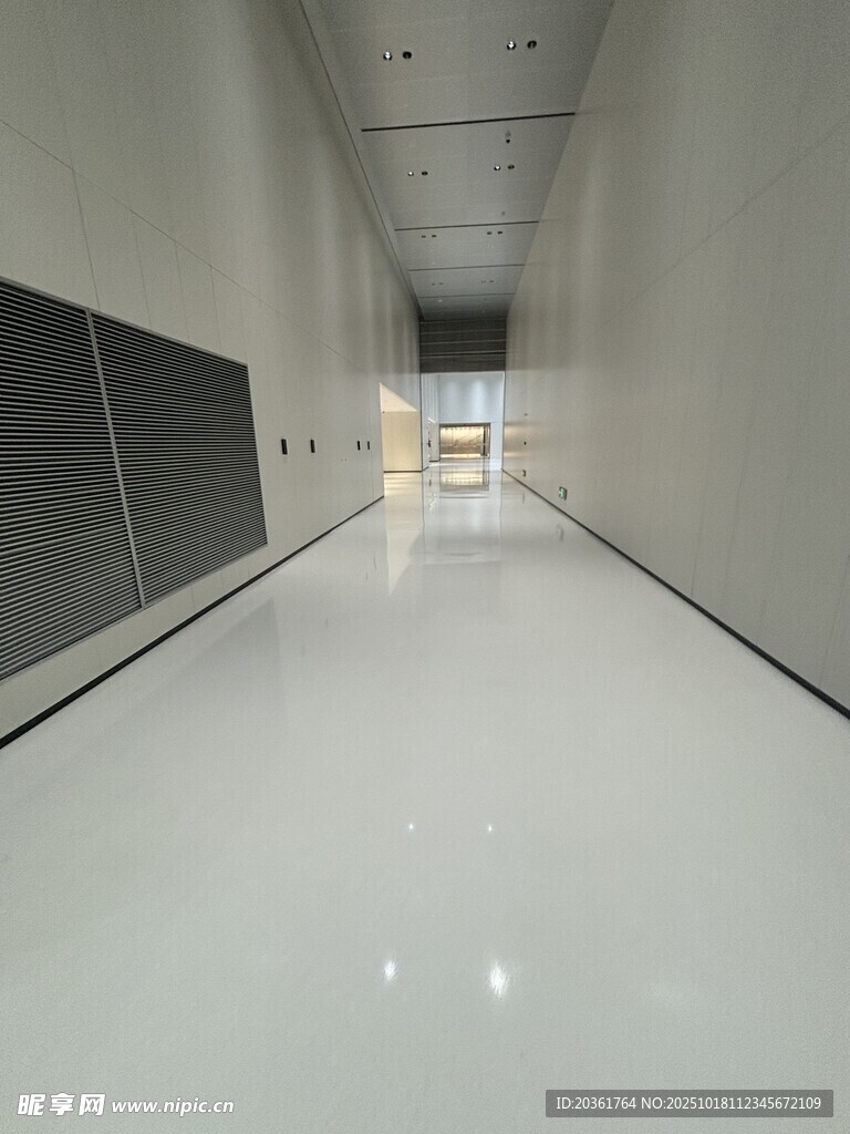 现代简约风格空旷走廊