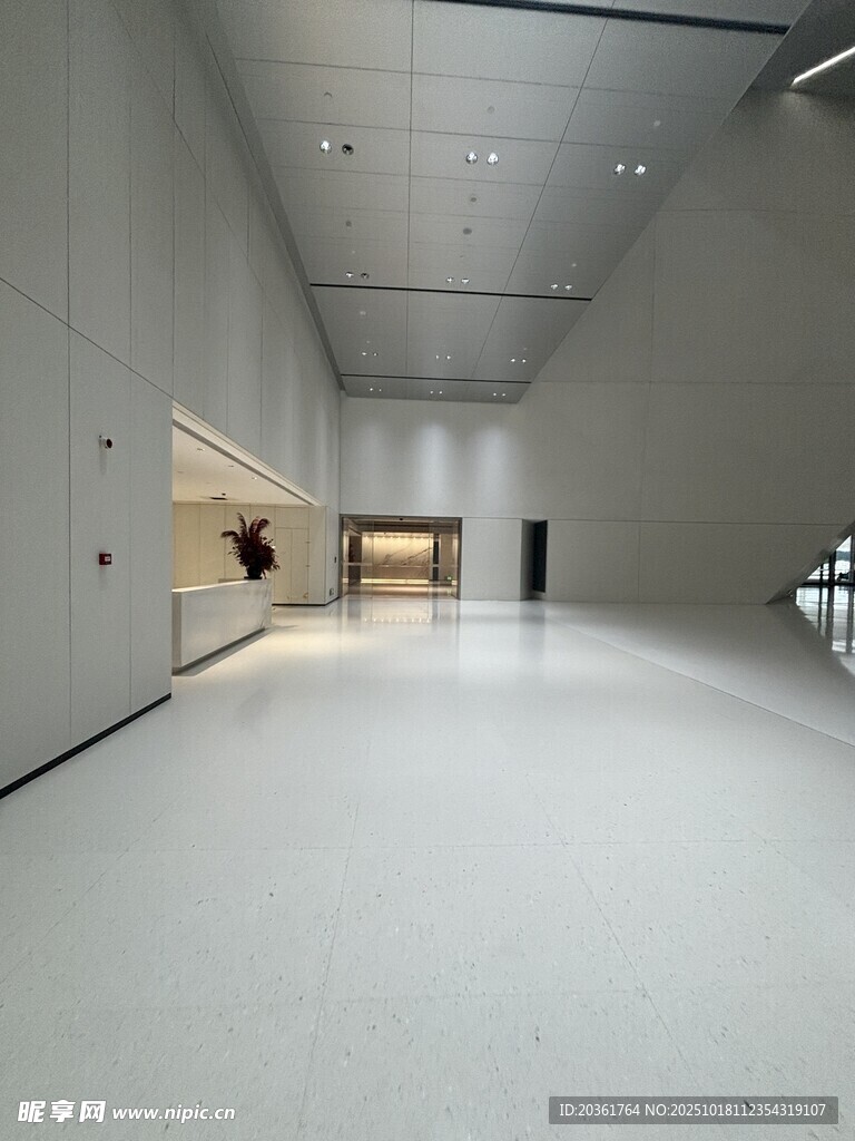 现代空旷室内艺术空间