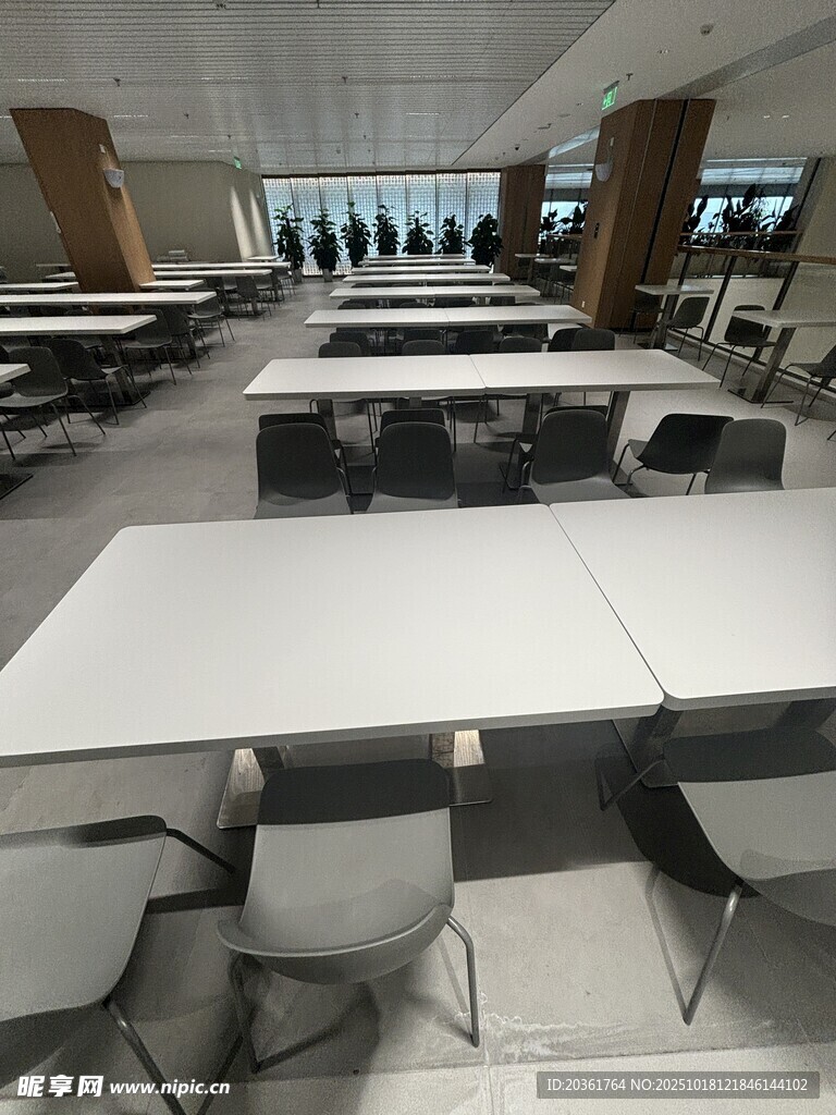 现代简约风格会议室场景