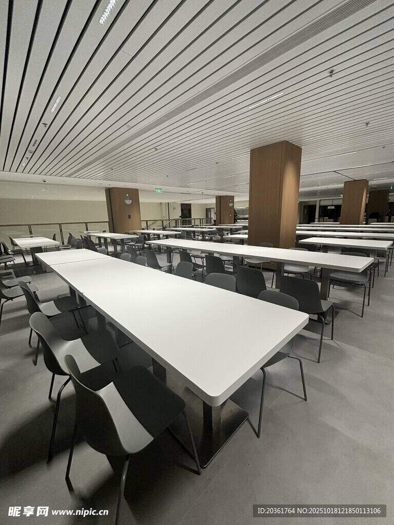 现代简约风格的室内会议室