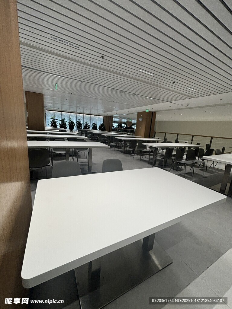 现代简约风格办公会议桌